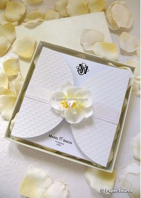 160sq Rigid Box in Ivory Pearl finish and white inside showing a LoveWrap card